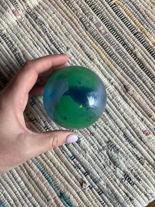 Brevpress i grönt och lila