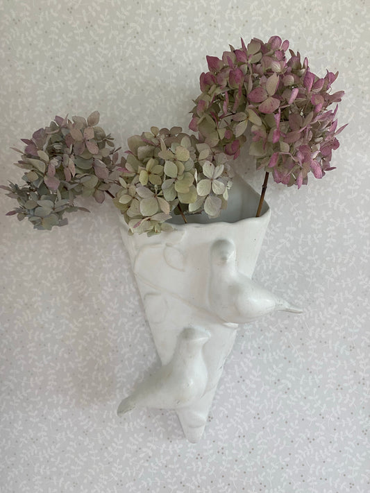 Stor väggvas med fåglar i matt vitt porslin