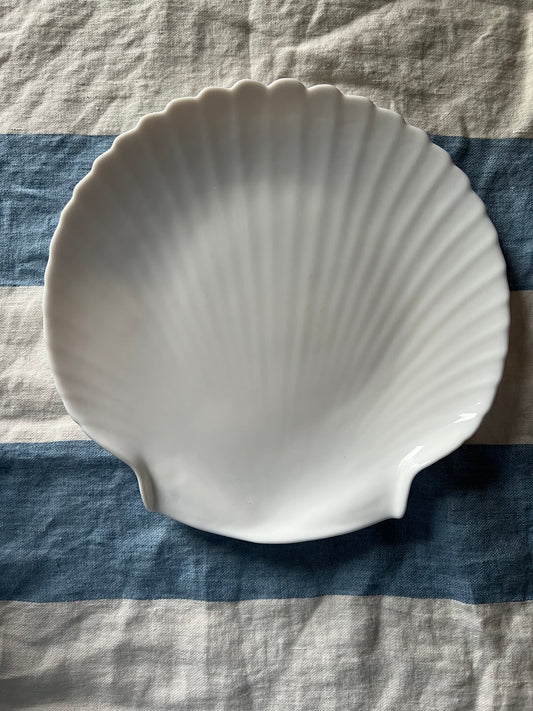 Stort snäckfat i vitt porslin