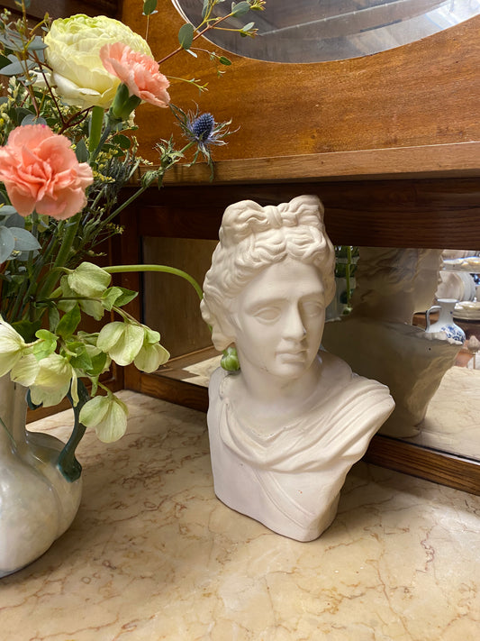 Ståtlig och stor skulptur