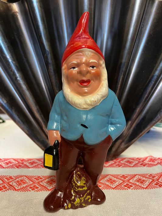 Äldre tomte med lykta i toppskick