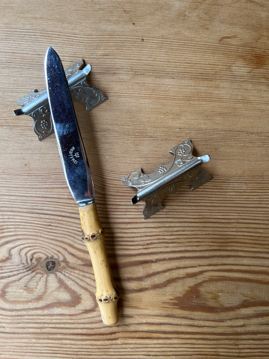 Paret knivställ med dekor