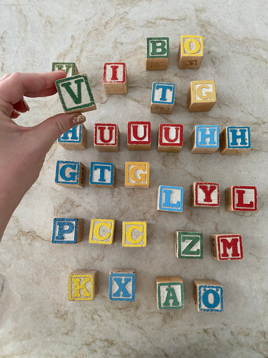 Äldre träklossar mixade bokstäver