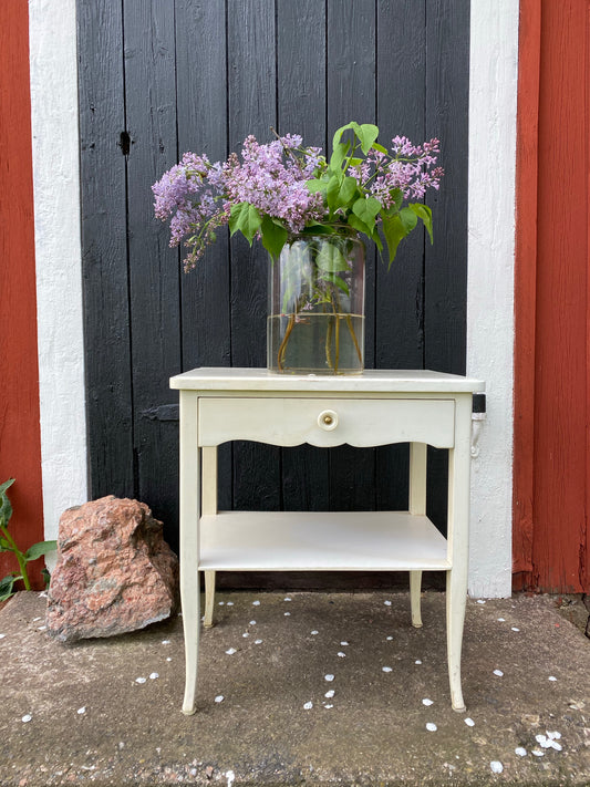 2 st vackra sängbord