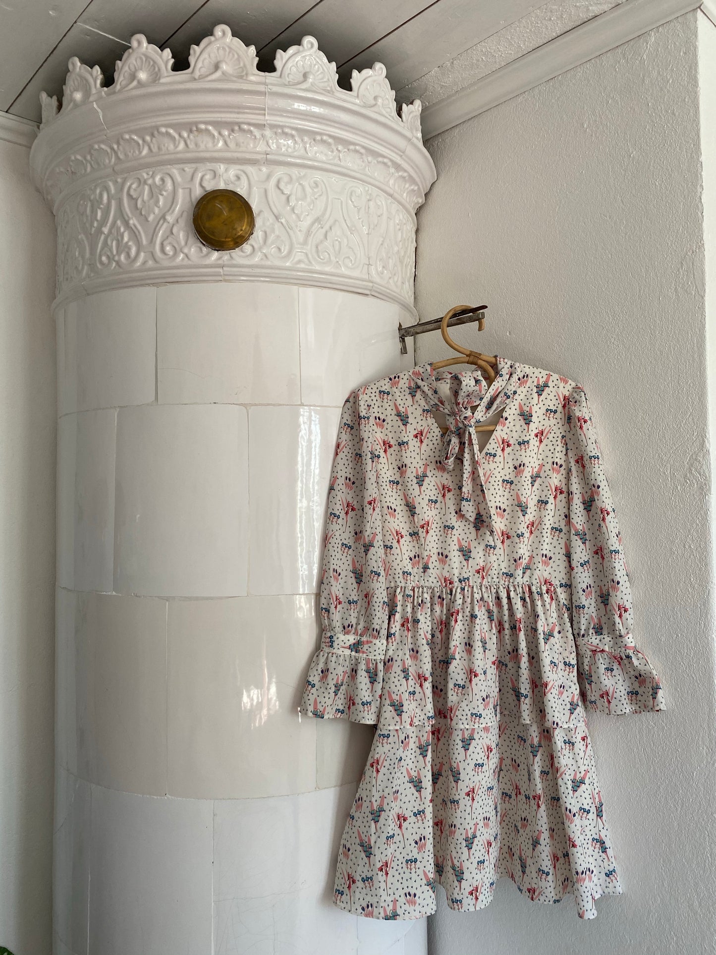Finaste klänningen med små tulpaner, lilekonvalj och klockor
