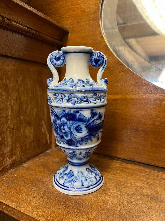 Blåvit urna i porslin