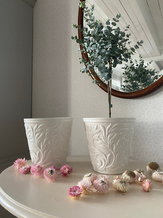 Paret stora krukor med blomstermönster