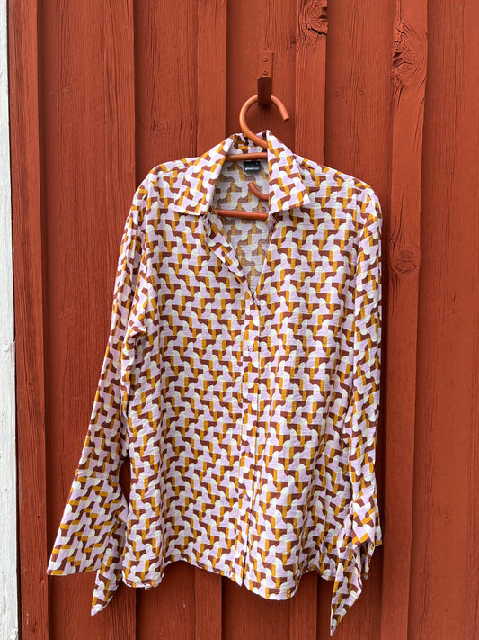 Blus i lila och brunt mönster