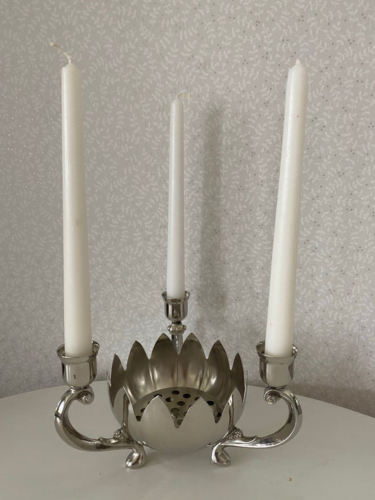 Näckrosformad trearmad ljusstake med blomsterfakir/kruka