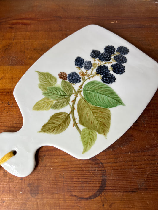 Skärbrädefat i porslin - björnbär