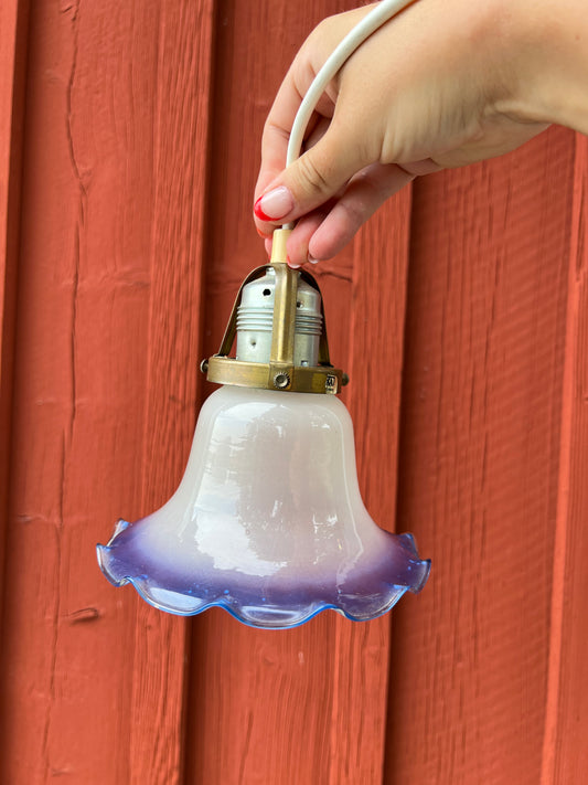 Söt fönsterlampa i vitt och blått porslin med vågad kant