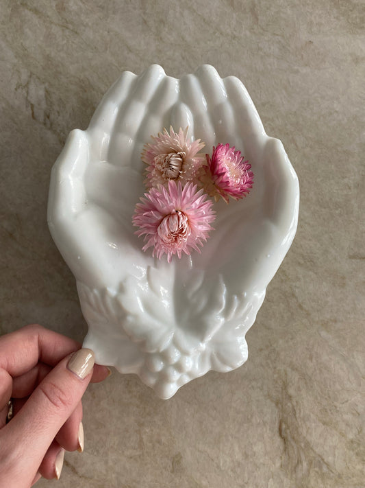 Vackert fat av händer i porslin