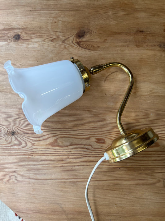 Vägglampa i porslin och mässing med vågad kant