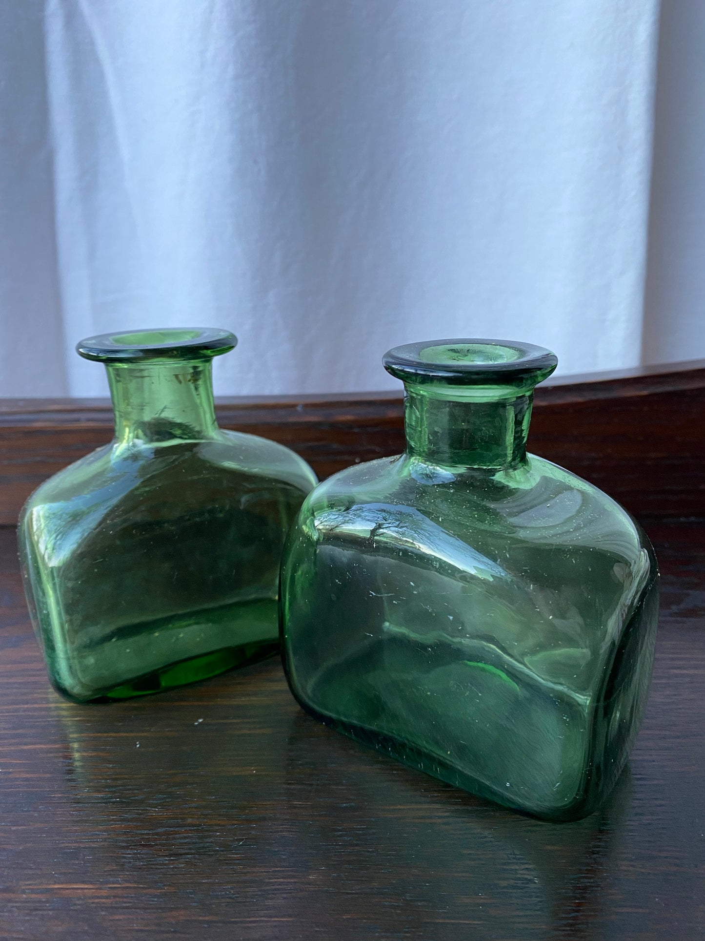 Paret gröna glasvaser