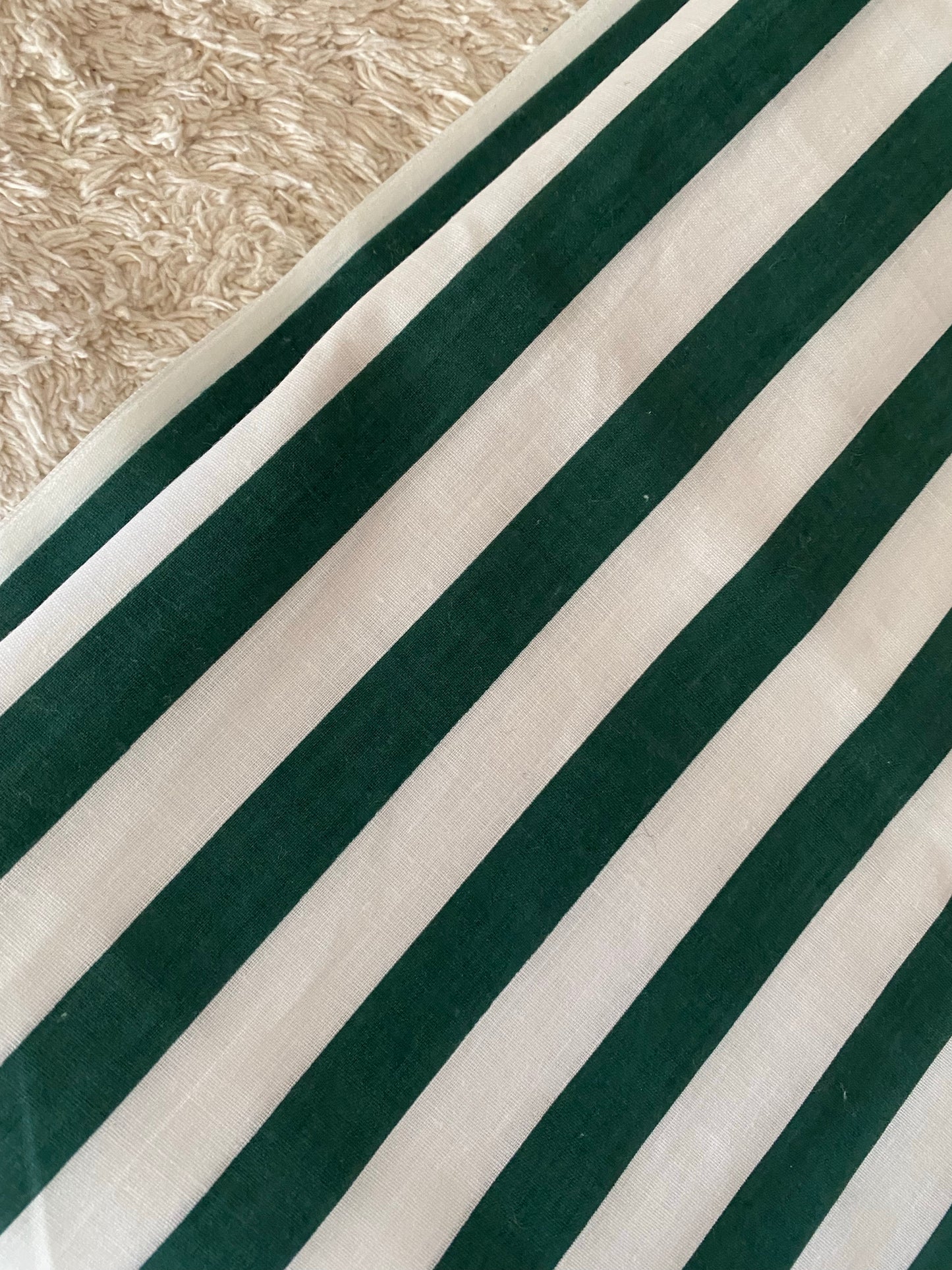 Grön och vitrandigt tyg 150x280 cm