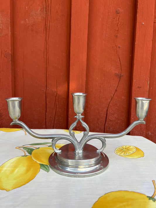 Trearmad ljusstake i svenskt tenn