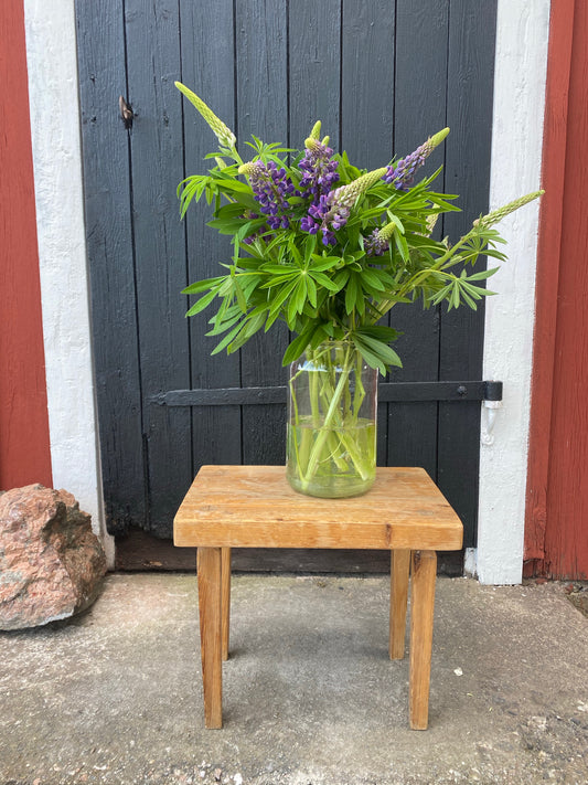 Vacker och rejäl gammal pall