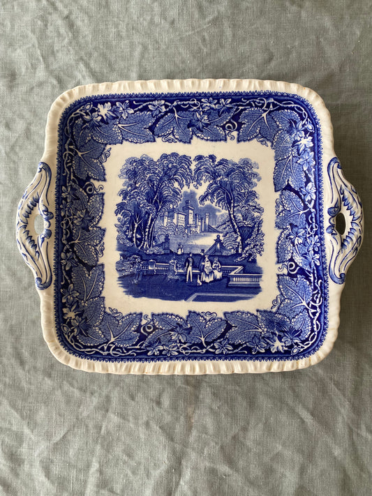 Blåvitt uppläggningsfat i porslin med handtag