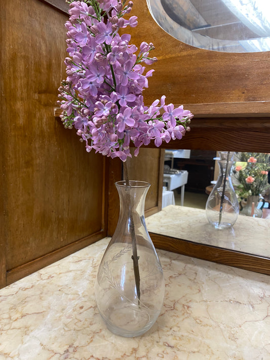 Vas i tunt glas med vackra blad