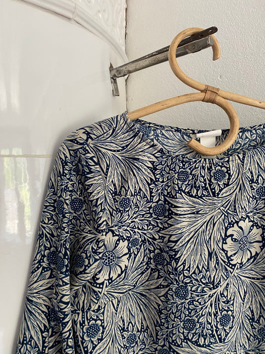 William Morris klänning i blåvitt