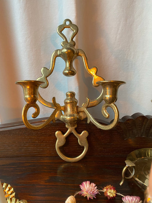 Vacker tvåarmad väggljusstake i mässing ~ putsad