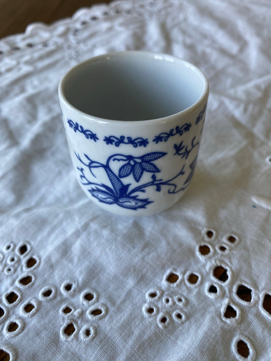 Äggkopp i blåvitt mönster