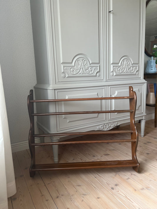 Stor tallrikshylla i mörkt trä