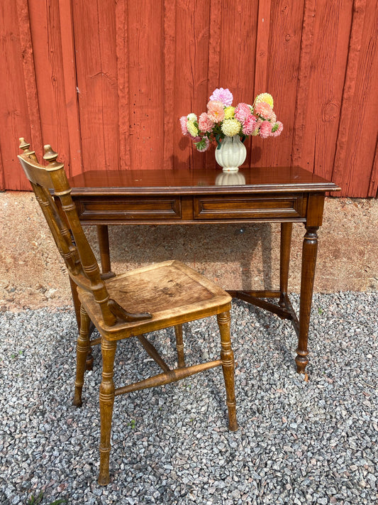 Skrivbord med lådor i mörkt trä