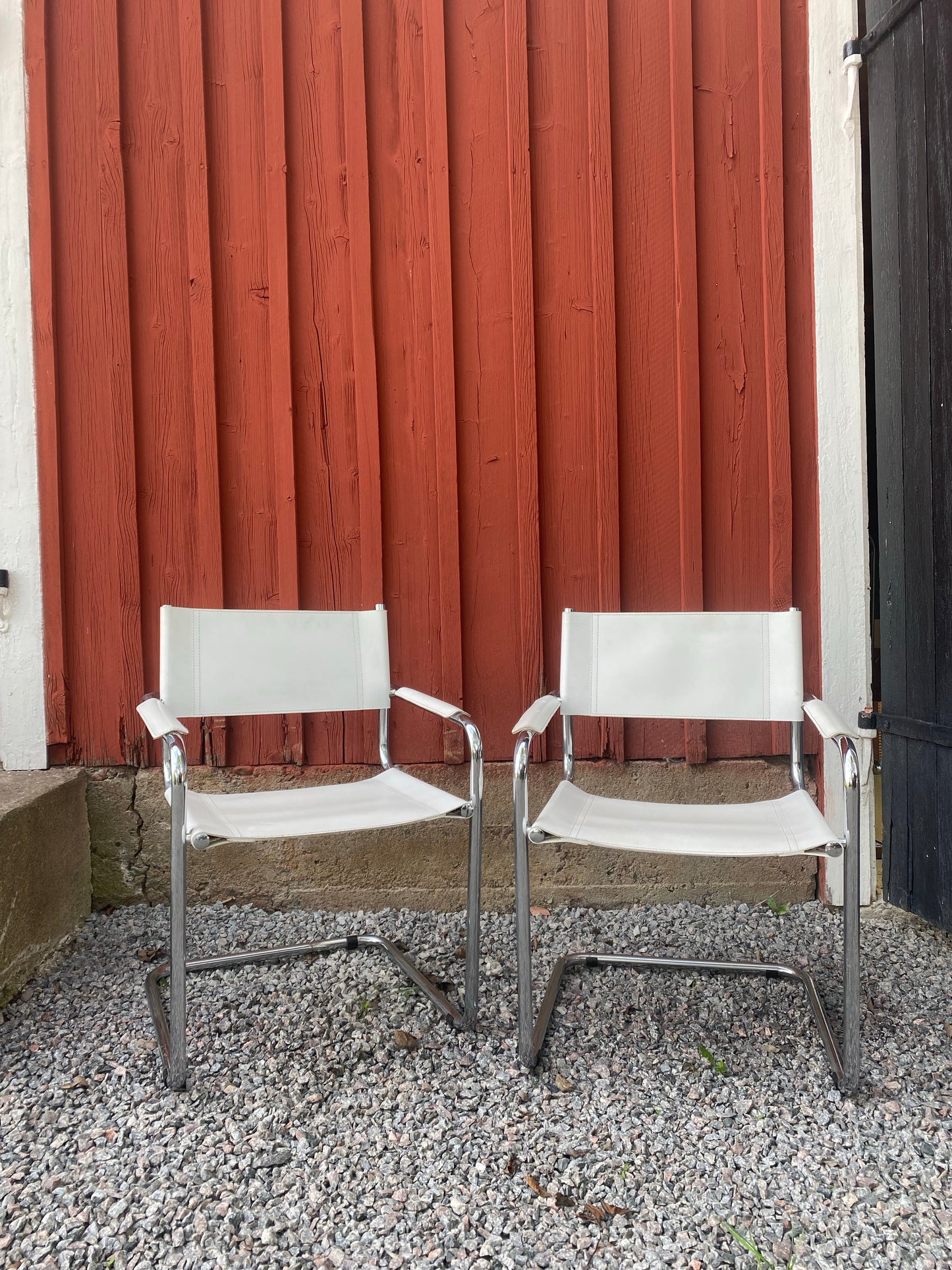 Vita stolar i skinn i Bauhaus-stil