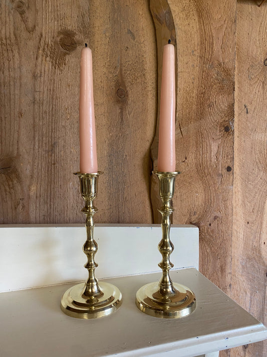 Paret ljusstakar i mässing