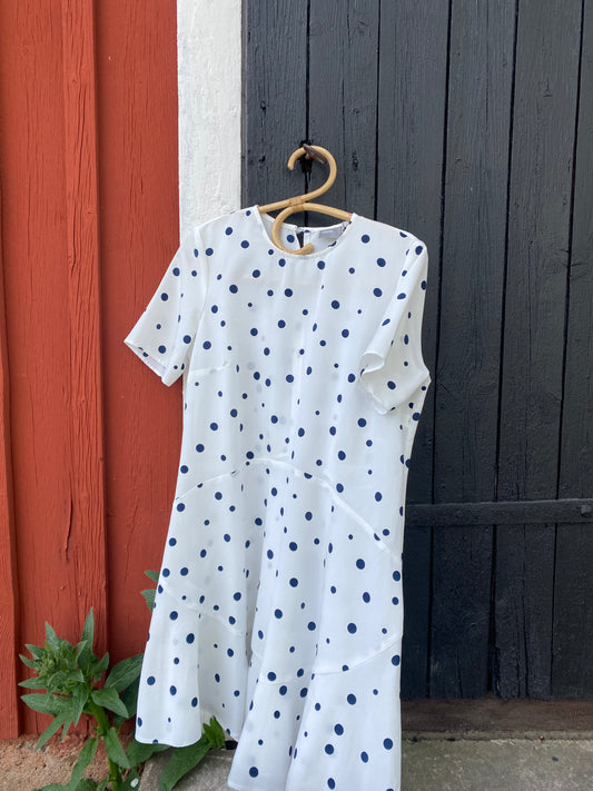 Prickig klänning