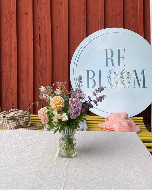 Vacker stor glasvas med vågad kant - Bukett Kosta Boda