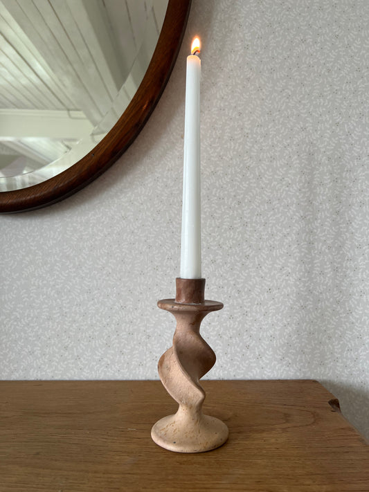 Snurrad ljusstake i beigerosa