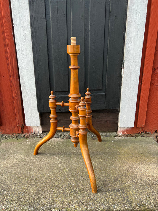 Bordsunderrede i mörkt trä