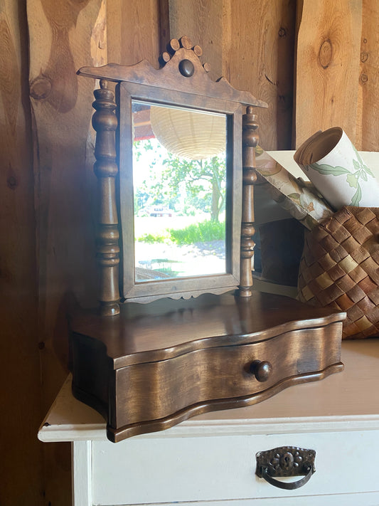 Vacker pigtittare i mörkt trä