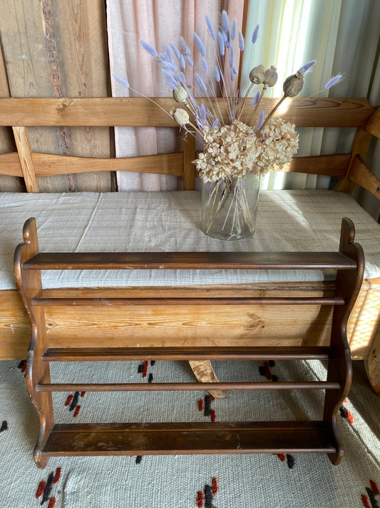 Stor tallrikshylla i mörkt trä