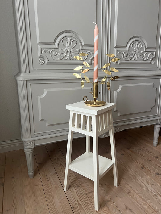 Piedestal i vitt trä
