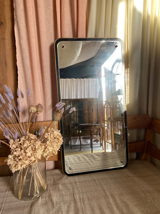 Äldre spegel med svart och guldram