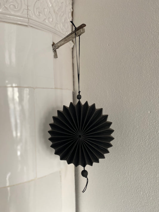 Svart dekorationsstjärna i papp