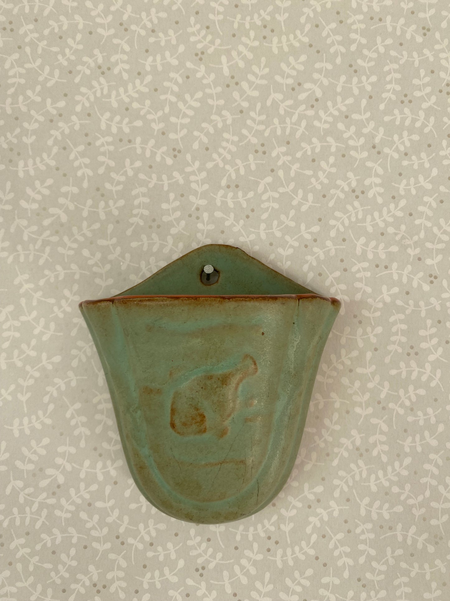 Väggvas i grön keramik