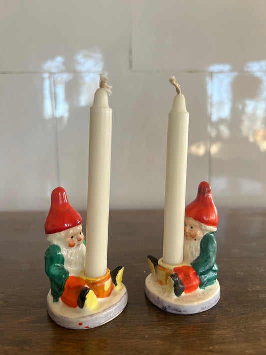 Två små äldre tomtar