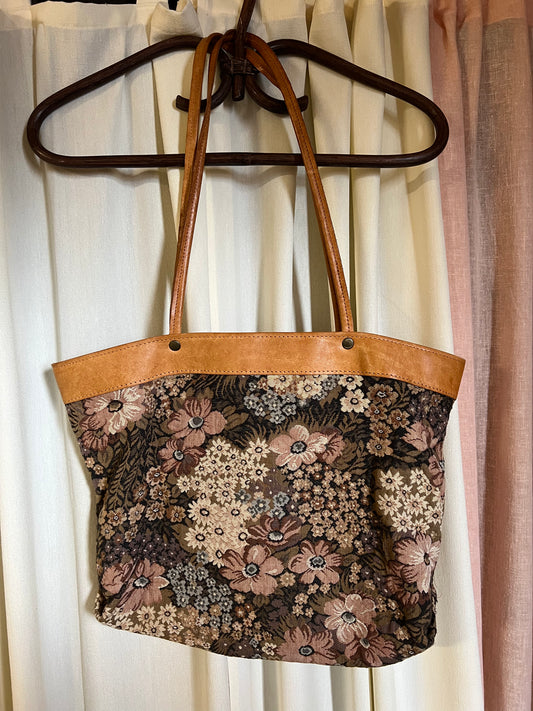 Vintage väska i tyg med blommor