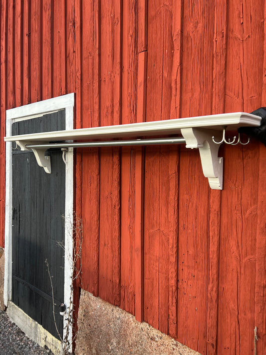 Otrolig hatthylla med konsoler och krokar