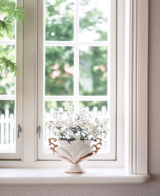 Vacker vas i vitt och guld med öron