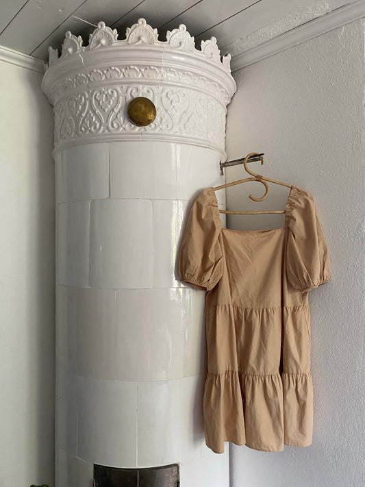 Beige klänning med puffärm