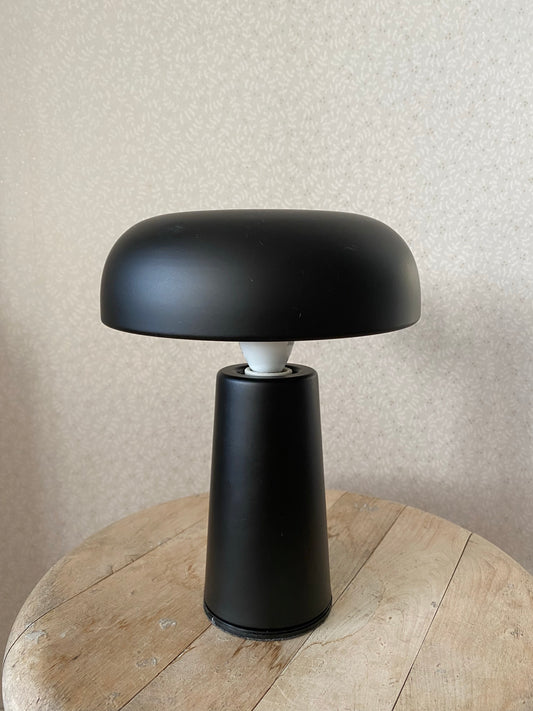 Svart svampformad bordslampa