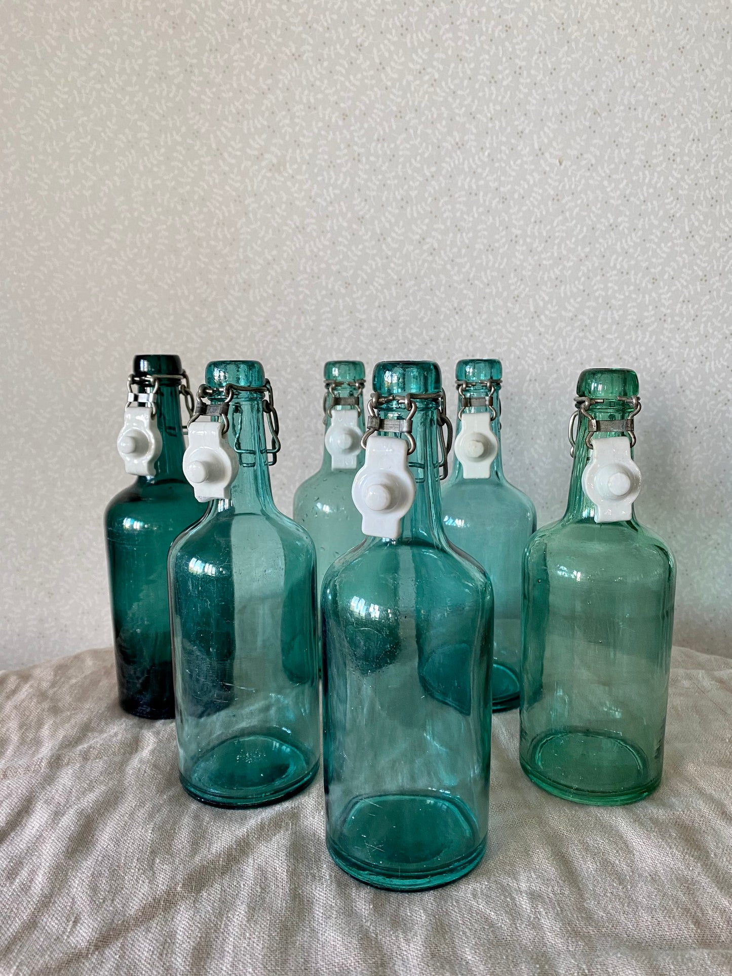 Sex st äldre glasflaskor med porslinskork