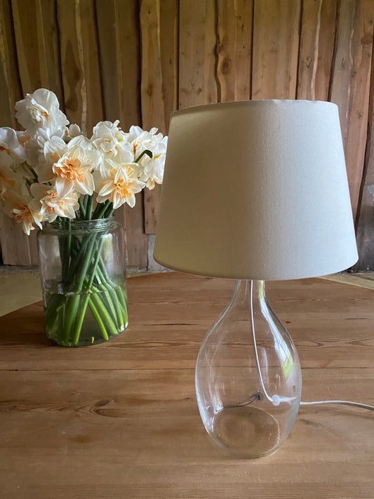 Bordslampa i klarglas med benvit skärm