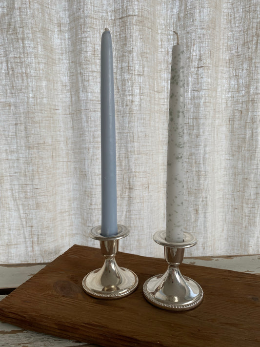 Paret silverfärgade ljusstakar - putsade!