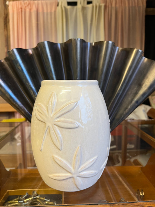 Mönstrad vas i beige